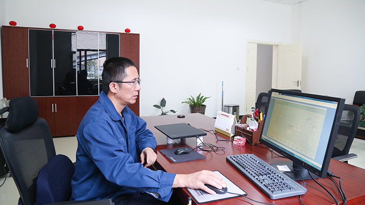 肖云通過(guò)在線檢測(cè)系統(tǒng)，分析選礦生產(chǎn)數(shù)據(jù).JPG