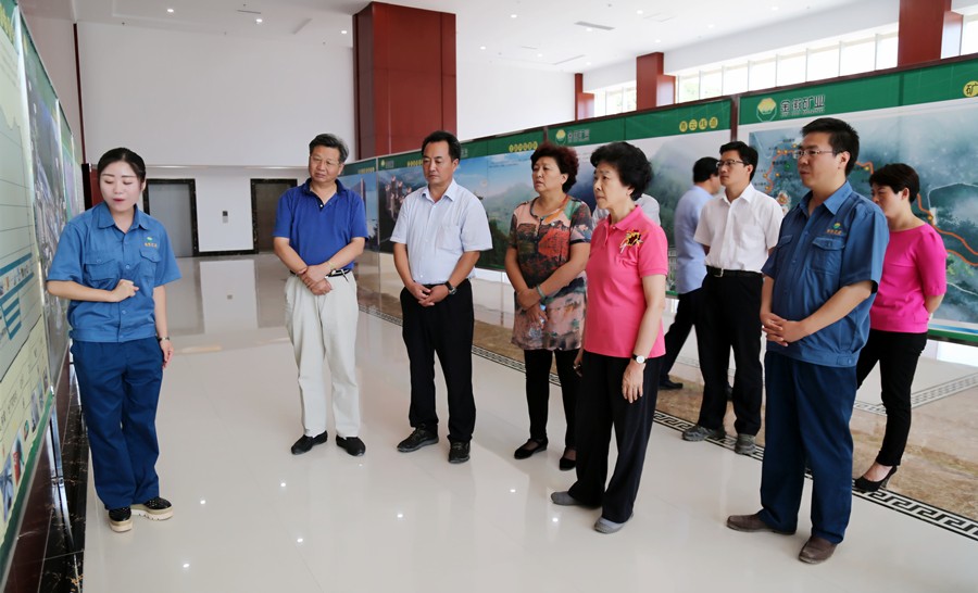 1-2015年8月，全國政協(xié)副主席、中國科學(xué)院院士王志珍一行蒞臨金徽股份調(diào)研。.jpg
