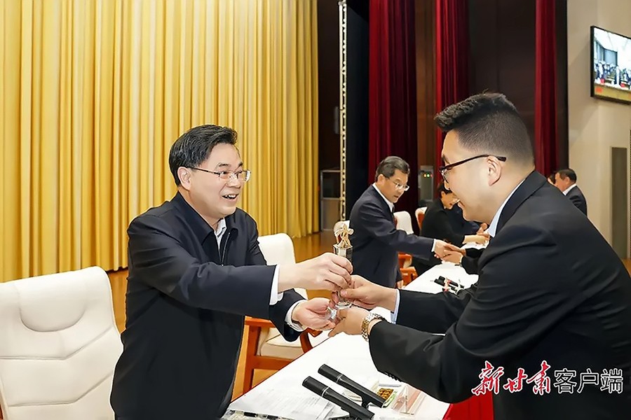 2-2023年5月，省委書記、省人大常委會主任胡昌升為金徽礦業(yè)旅游景區(qū)授“全省文化旅游發(fā)展突出貢獻(xiàn)集體獎”。.jpg