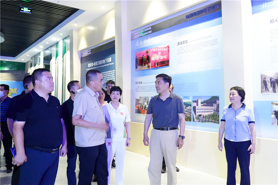12-2022年8月，省委常委、省委統(tǒng)戰(zhàn)部長孫雪濤帶領(lǐng)帶領(lǐng)全省黨外代表人士考察團(tuán)蒞臨金徽股份調(diào)研指導(dǎo)。.jpg