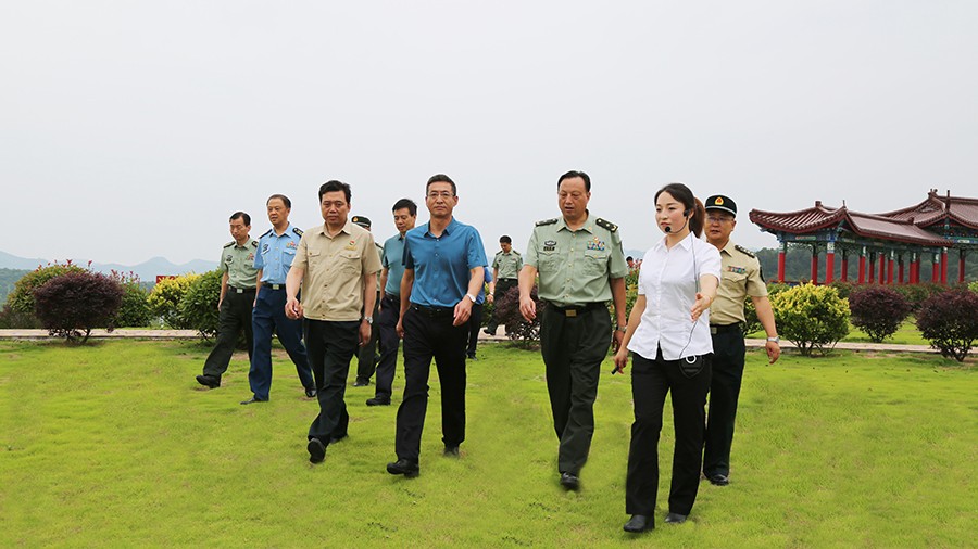 17-2020年7月，省委常委、省軍區(qū)司令員王文清蒞臨金徽股份調(diào)研企業(yè)編兵和綠色礦山建設(shè)工作是表示：金徽股份將民兵作為企業(yè)應(yīng)急救援力量的一員，充分發(fā)揮了民兵作用，立起了在企業(yè)編兵的標(biāo)桿。.jpg