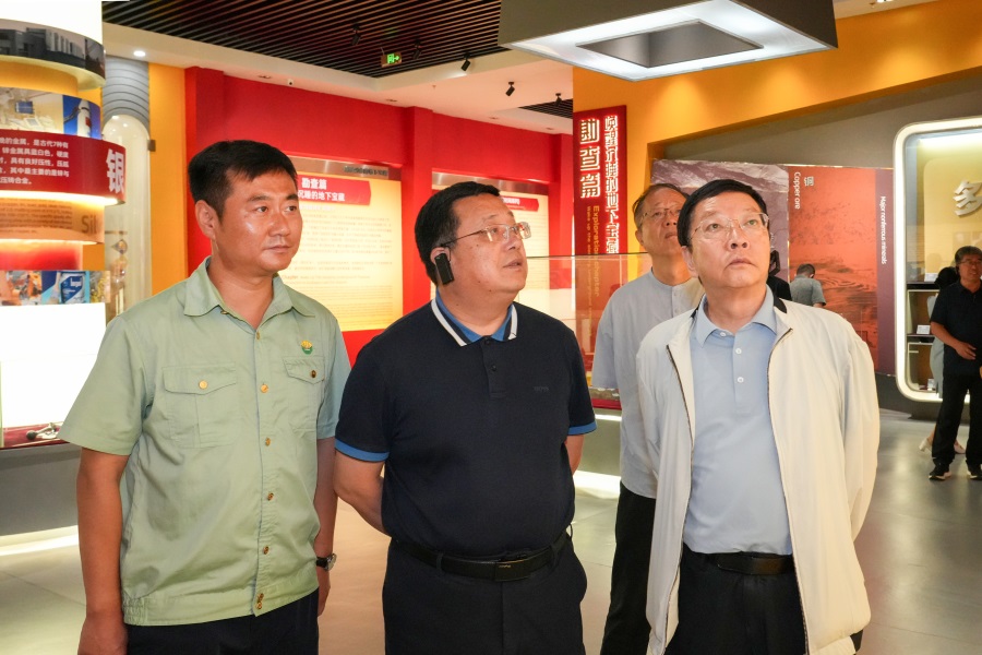 2024.06.23全國政協(xié)委員、 陜西省政協(xié)副主席、民建陜西省委會主委李忠民蒞臨金徽股份調(diào)研.jpg