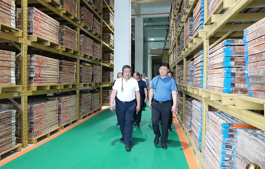 51-2022年6月，省農(nóng)業(yè)農(nóng)村廳一級巡視員朱寶瑩蒞臨金徽股份調(diào)研綠色礦山建設(shè)工作。.jpg