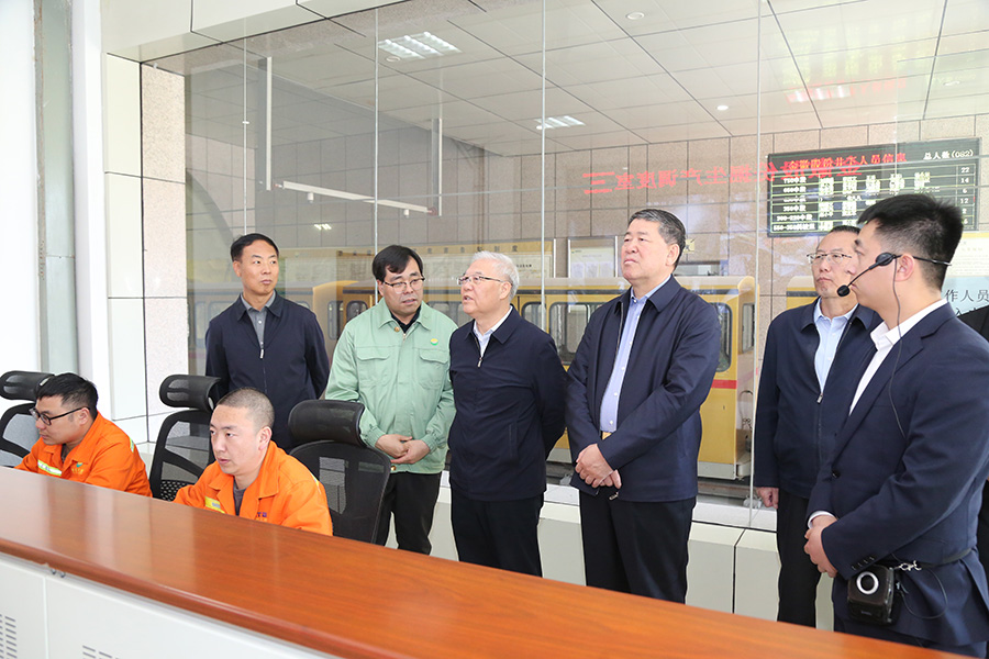 全國政協(xié)常委，省政協(xié)副主席，民進(jìn)中央常委、甘肅省主委尚勛武調(diào)研金徽股份時(shí)強(qiáng)調(diào)，要加強(qiáng)科技創(chuàng)新與人才培養(yǎng)。-900.jpg
