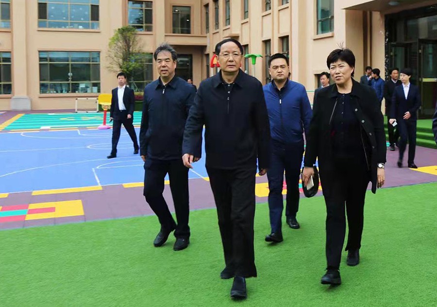 5.2018年4月，時任省政協(xié)主席、黨組書記歐陽堅蒞臨金徽企業(yè)視察-900.jpg